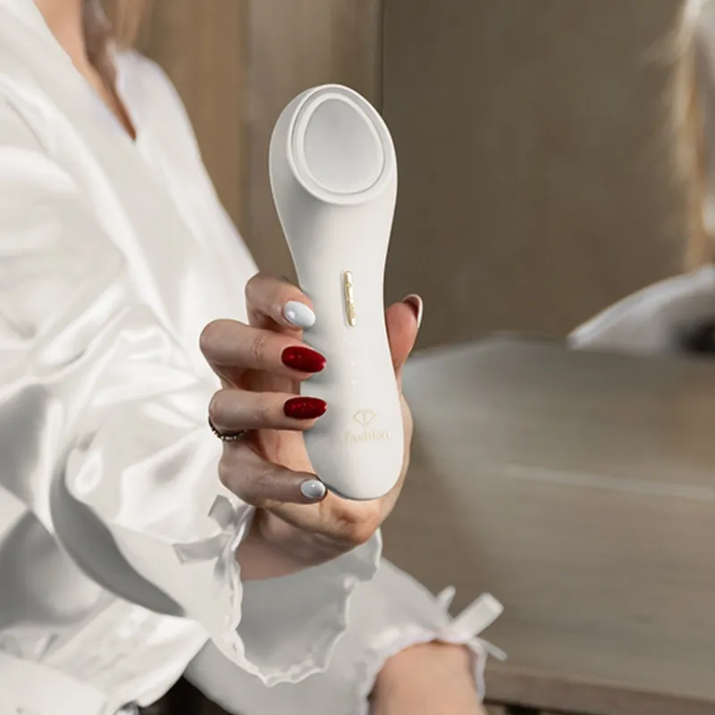 Masażer Liftingujący Do Twarzy Z Funkcją Ciepła I Chłodzenia FashionTV FTV-0137 Matte Cream-Gold Collection
