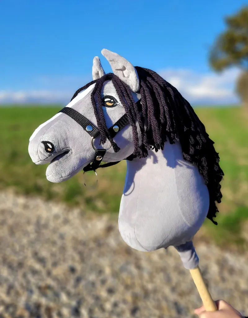 Hobby Horse Duży Koń Na Kiju Premium Siwy IV Czarną Grzywą TUM-TUM