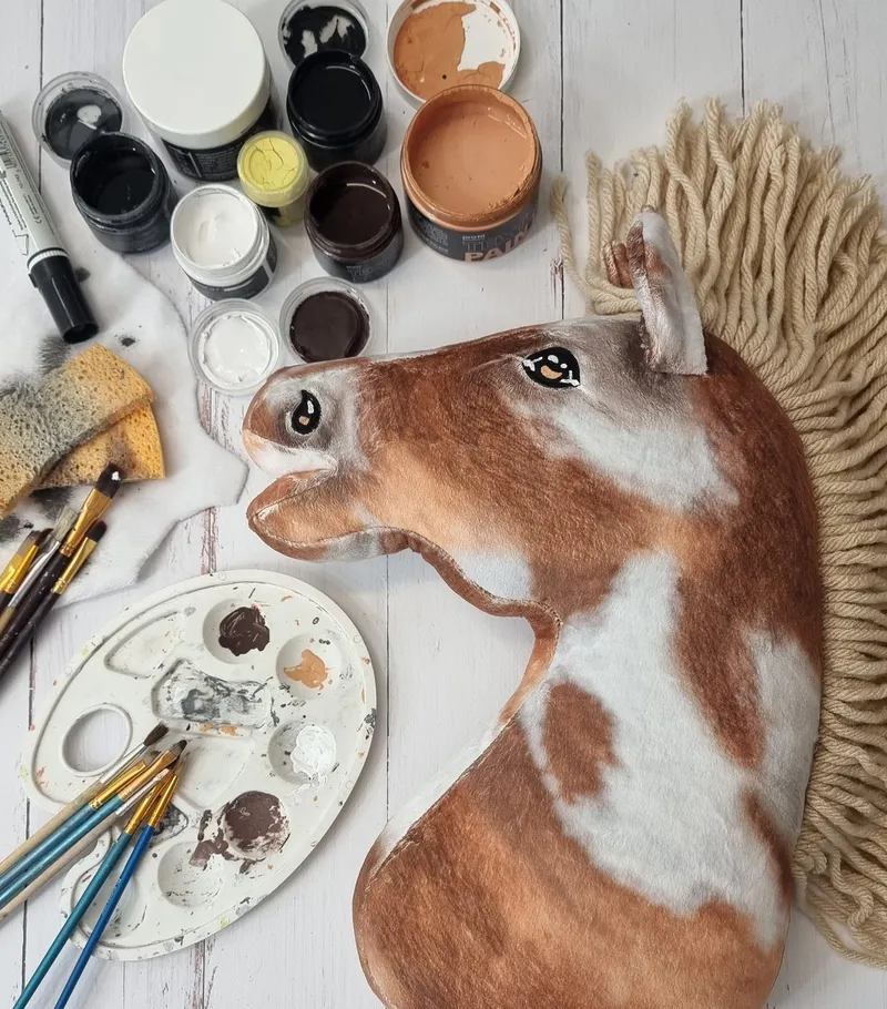 Hobby Horse Duży Koń Na Kiju Premium Srokaty Tobiano Beżową TUM-TUM