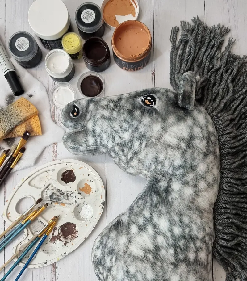Hobby Horse Duży Koń Na Kiju Premium Siwek Jabłkowity Siwą TUM-TUM