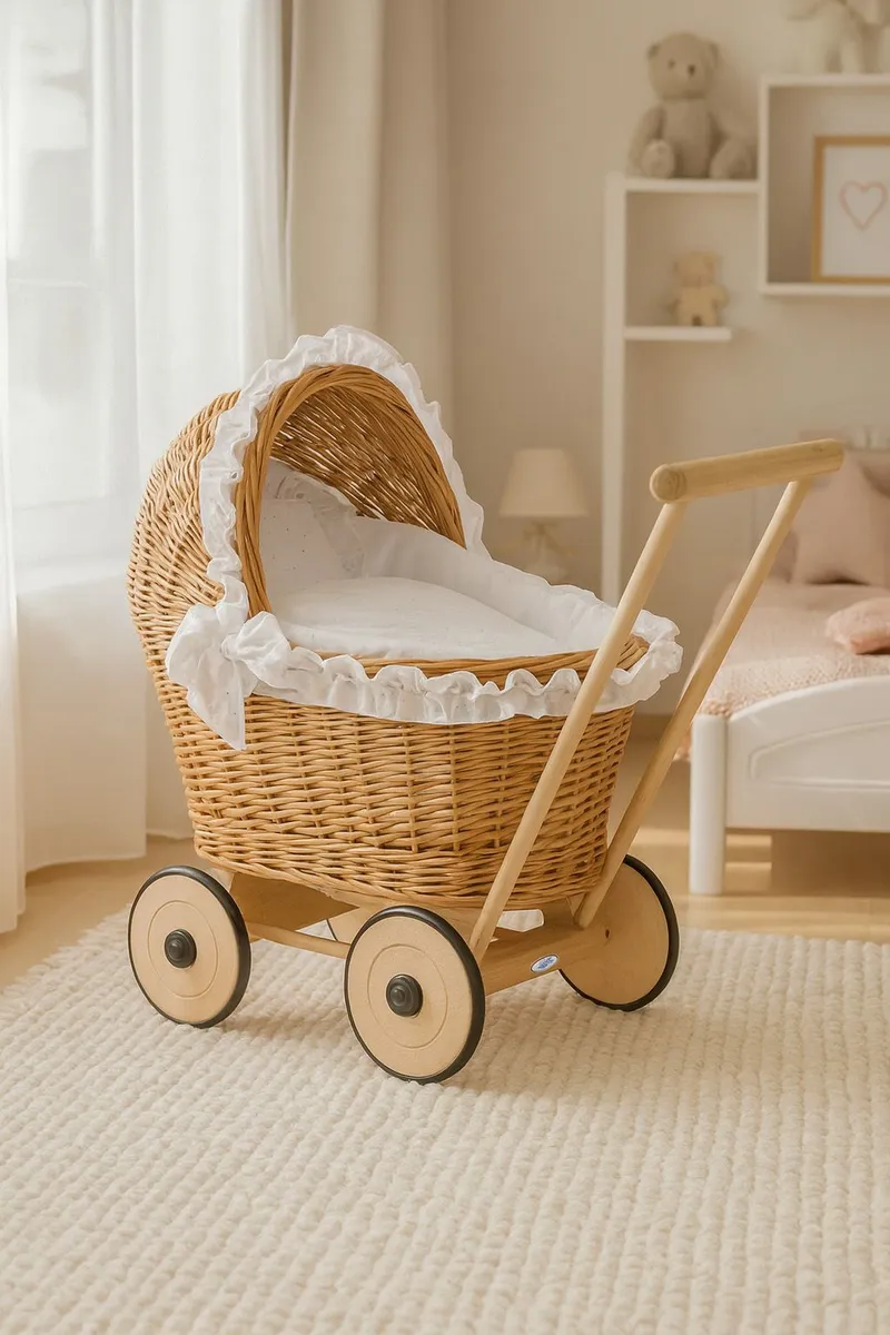 Wiklinowy Wózek Dla Lalek Pchacz Białą Haftowaną Pościelką TUM-TUM