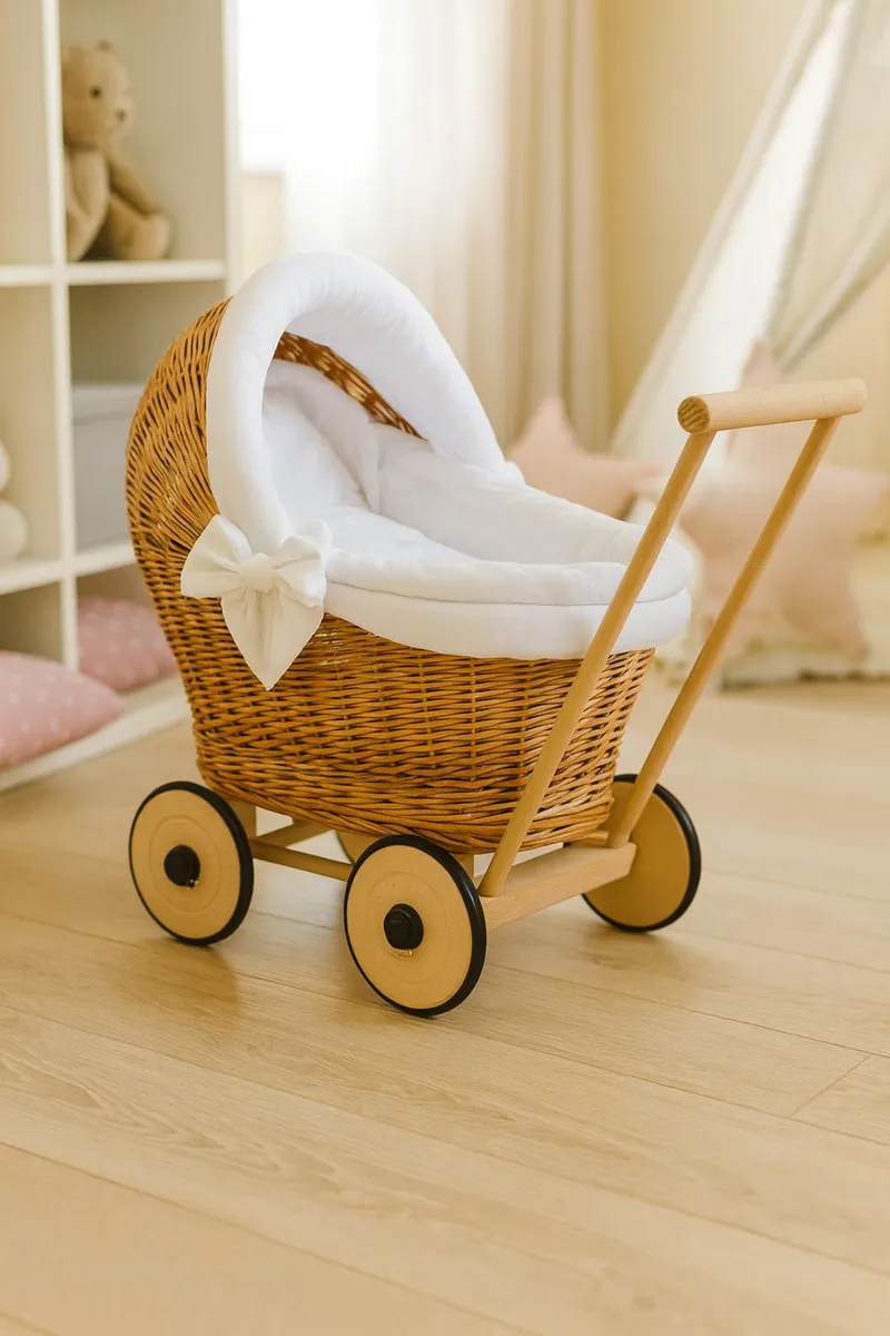 Wiklinowy Wózek Dla Lalek Pchacz Białą Pościelką Miękką Stella TUM-TUM