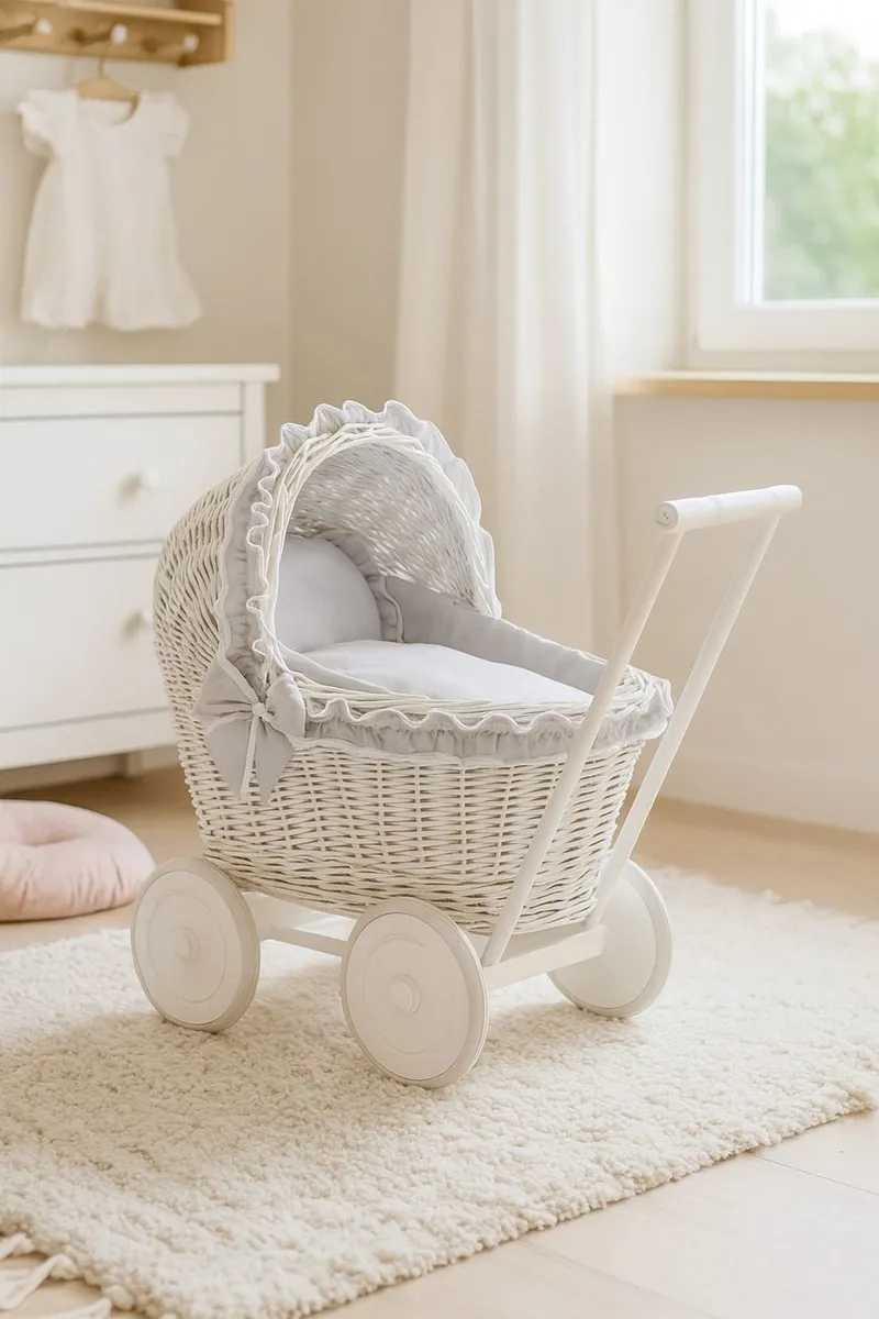 Wiklinowy Wózek Dla Lalek Pchacz Szarą Pościelką Miękką TUM-TUM - Biały