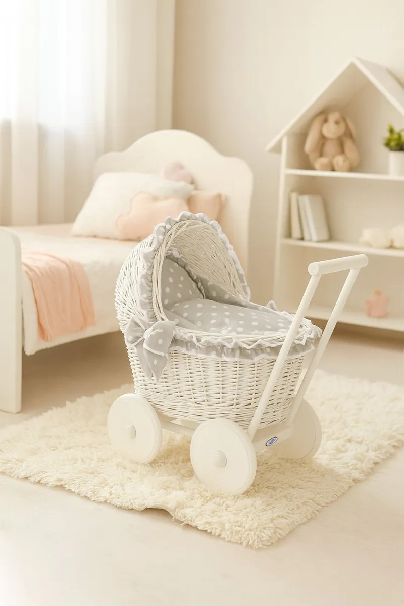 Wiklinowy Wózek Dla Lalek Pchacz Szarą Pościelką Miękką TUM-TUM - Biały