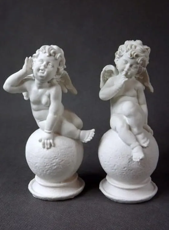 Anioł Siedzący Na Kuli W Kolorze Białym 18x7 cm