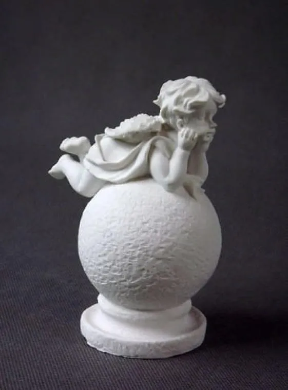 Aniołek Leżący Na Kuli W Kolorze Białym 15x12 cm