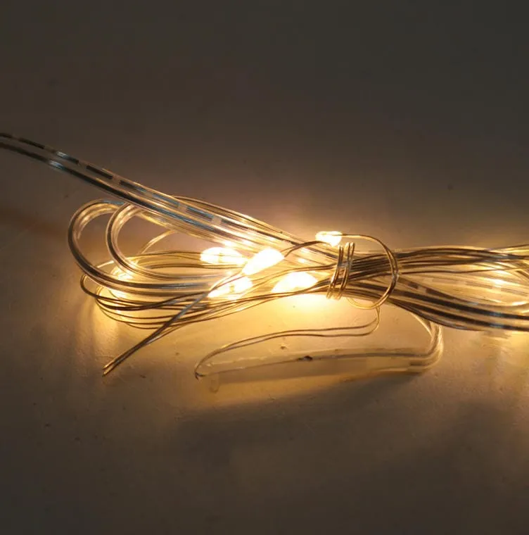 Energooszczędne Lampki Choinkowe-Łezki Na Białym Druciku Z 10 LED, Ciepły Kolor, Zasilane Na Baterie AA - Biały