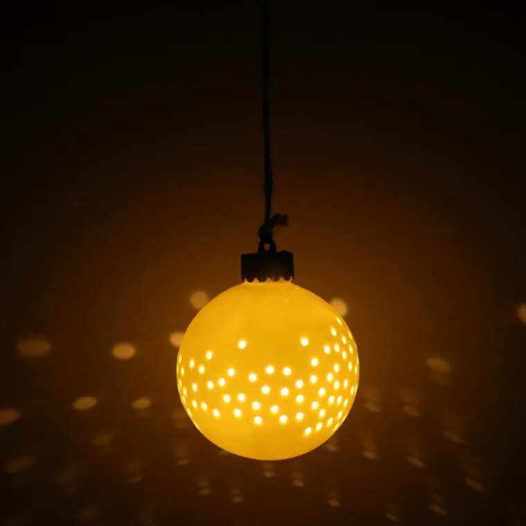 Ceramiczna Bombka Ażurowa LED Na Baterie 10 cm - Biała