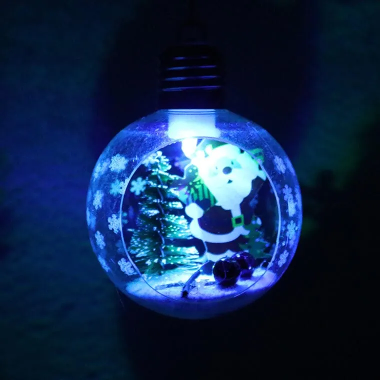 Bombka Plastikowa Z Oświetleniem LED I Mikołajem 8 cm II