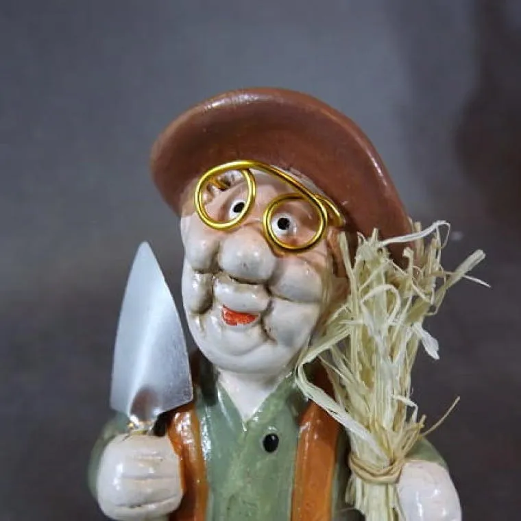 Komplet Ceramicznych Figurek: Uśmiechnięta Babcia I Dziadek Wracający Z POLA