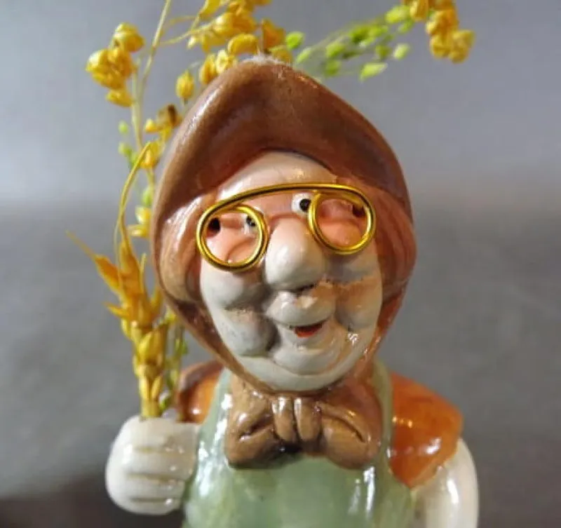 Komplet Ceramicznych Figurek: Uśmiechnięta Babcia I Dziadek Wracający Z POLA
