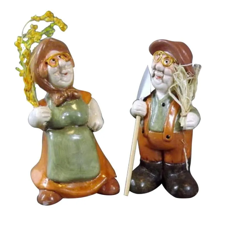 Komplet Ceramicznych Figurek: Uśmiechnięta Babcia I Dziadek Wracający Z POLA
