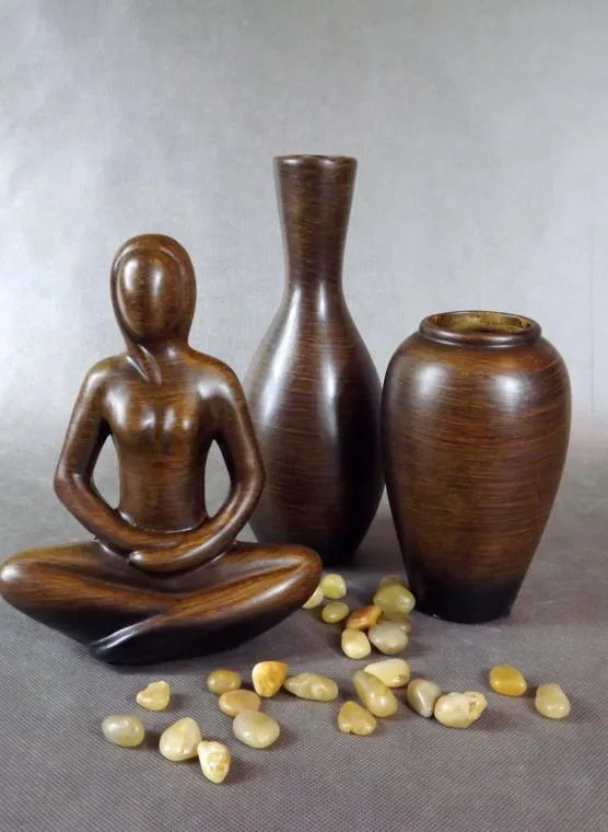 Ceramiczna Figurka Kobiety W Kolorze Brązowym 16x22x7 cm Z Gumkami Antypoślizgowymi