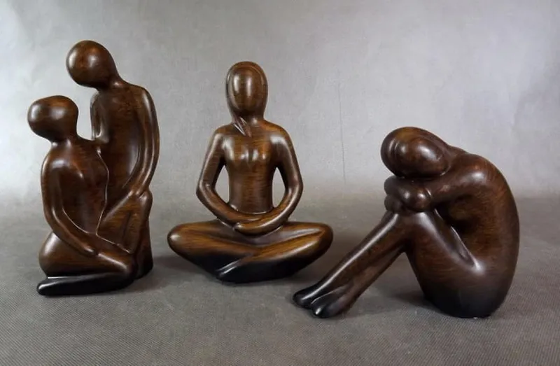 Ceramiczna Figurka Kobiety W Kolorze Brązowym 16x22x7 cm Z Gumkami Antypoślizgowymi