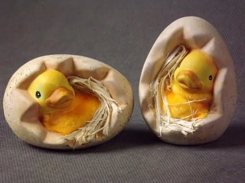 Kaczuszka Ceramiczna 9x6cm Z Futrzanym Kurczaczkiem W Jajku Ze Sianem - Żółta