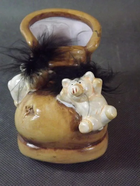 Ceramiczna Osłonka Na Doniczkę W Kształcie Buta Z Rozbrykanymi Świnkami