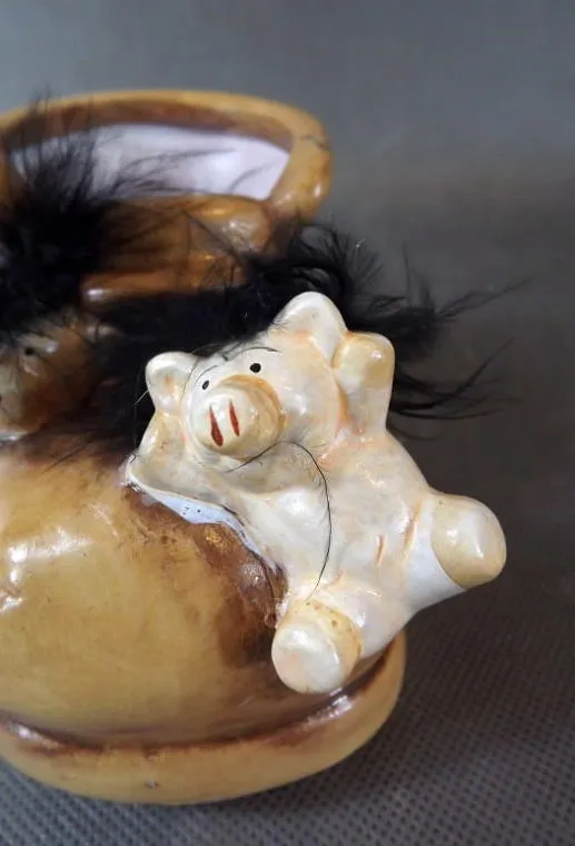 Ceramiczna Osłonka Na Doniczkę W Kształcie Buta Z Rozbrykanymi Świnkami
