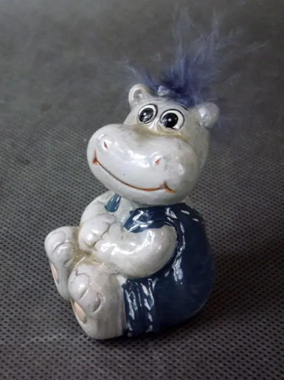 Figurka Ceramiczna - Siedzący Hipopotam Z Pierzastą Czuprynką 8x4 cm