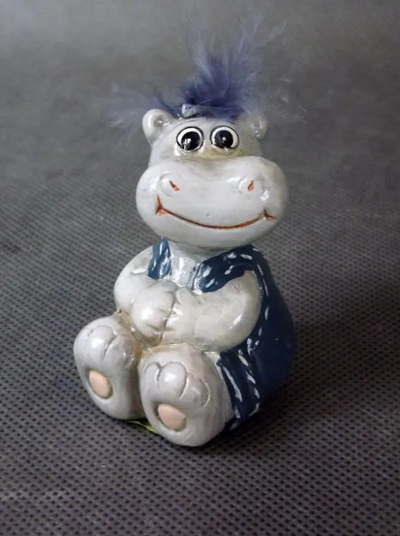 Figurka Ceramiczna - Siedzący Hipopotam Z Pierzastą Czuprynką 8x4 cm