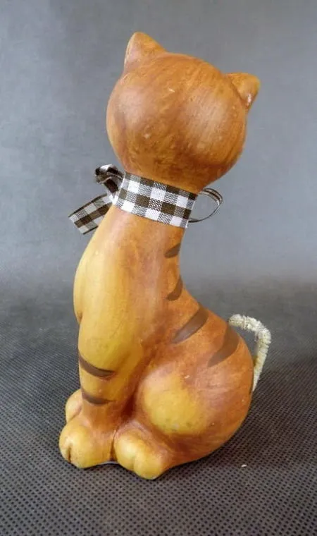 Figurka Ceramiczna Siedzący Kot Z Wstążką 15.5x8 cm - Brązowy