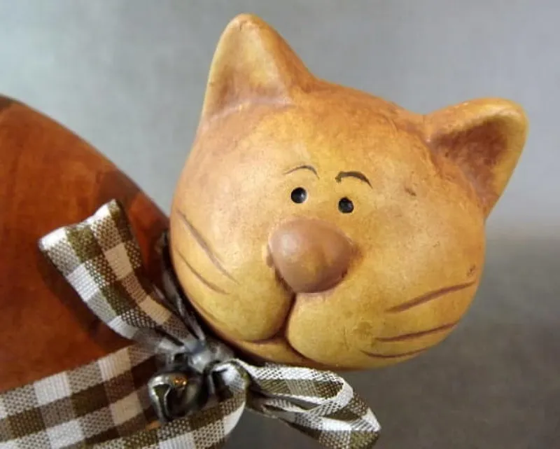 Figurka Ceramiczna Siedzący Kot Z Wstążką 15.5x8 cm - Brązowy