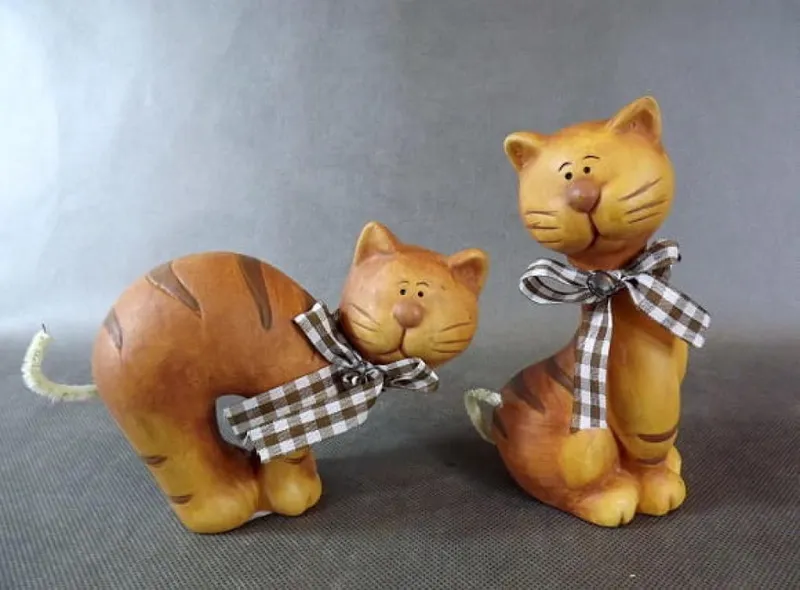 Ceramiczna Figurka Stojącego Kota W Kraciastą Wstążką I Dzwoneczkiem, Kolor Brązowy, 12x15 cm