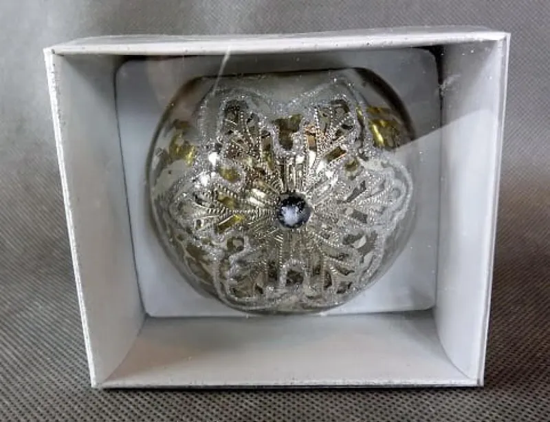 Świecznik Szklany Zdobiony Brokatem W Kolorze Starego Srebra - 7x8cm