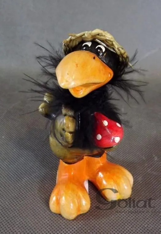 Czarny Kruk W Kapeluszu - Ceramiczna Figurka 13x9cm