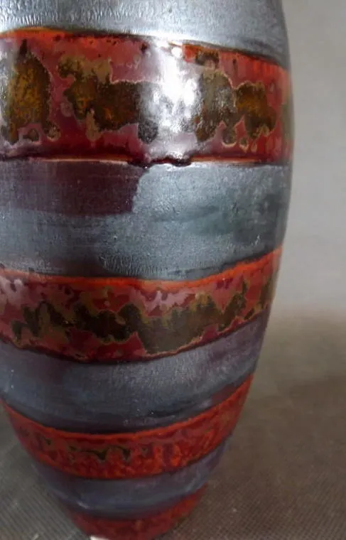 Elegancki Kamienisty Wazon W Pasy W Kolorze Ceglasto Popielatym, 28x11cm