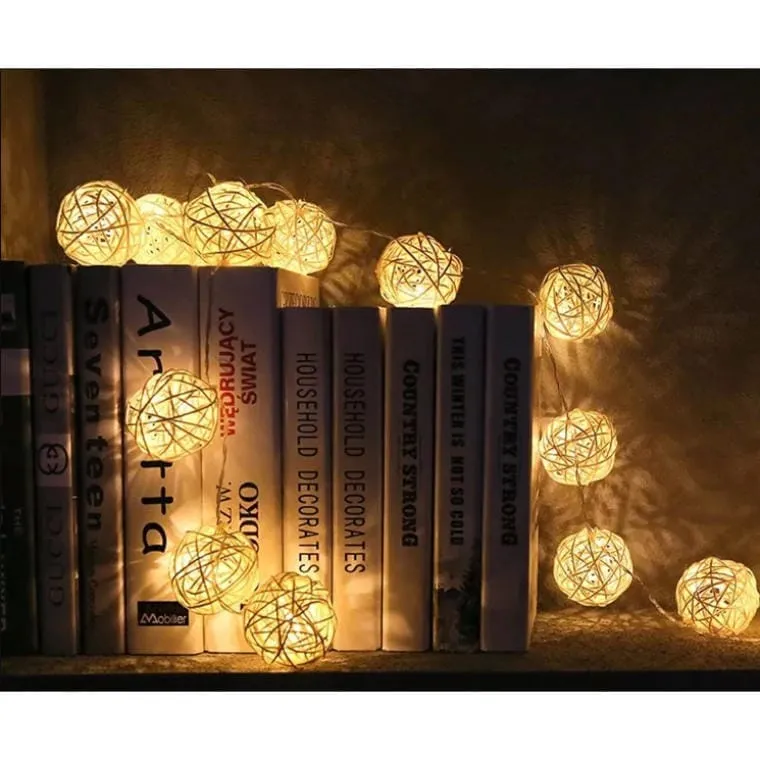 Świetlne Kule Ratanowe 10 LED O Średnicy 6 cm, Zasilane Na Baterie, Ciepłe Światło, Z Transparentnym Przewodem 165 cm - Białe