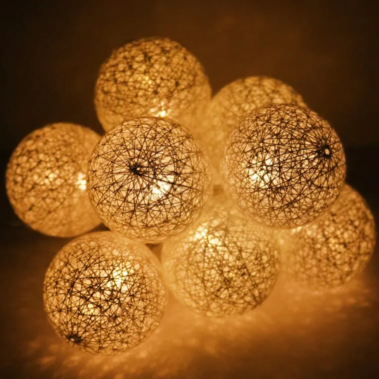 Dekoracyjne Białe Lampki LED W Bawełnianych Kulach 10 szt. - Cotton Balls, Na Baterie