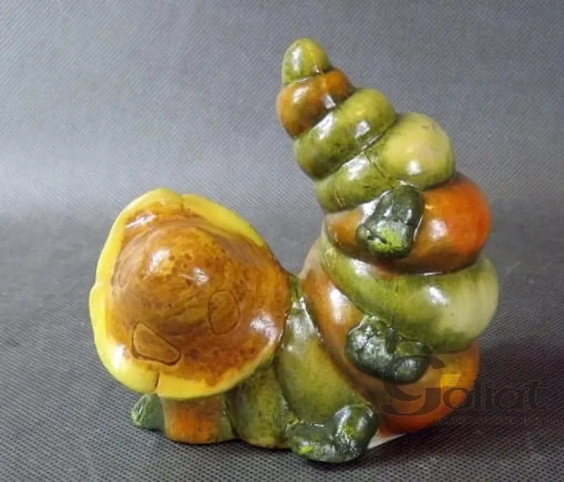 Zielona, Ceramiczna Figurka Gąsienicy W Kapeluszu