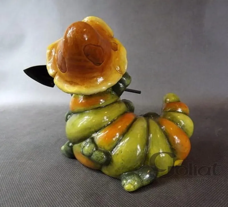 Ceramiczna Figurka - Zielona Gąsienica Z Łopatą I Kapeluszem
