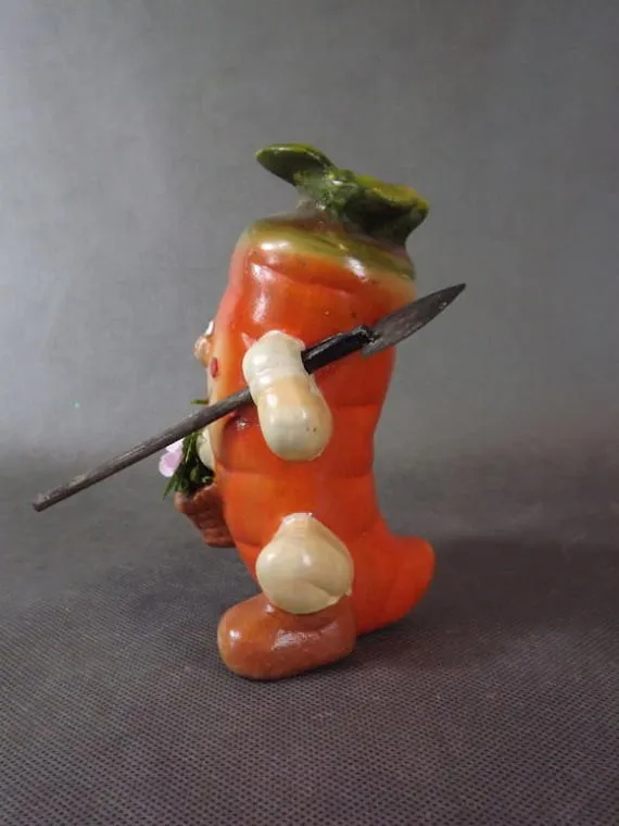 Ceramiczna Uśmiechnięta Marchew Z Łopatą I Koszykiem 14x9 cm