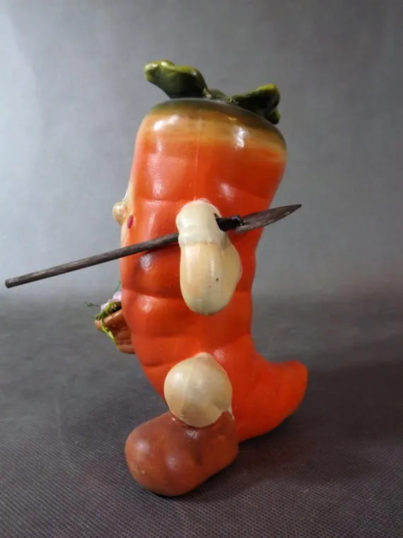Ceramiczna Uśmiechnięta Marchew Z Łopatą I Koszykiem 18x11 cm