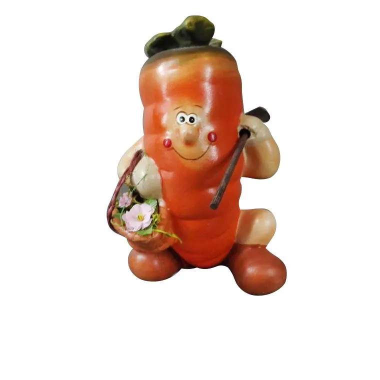 Ceramiczna Uśmiechnięta Marchew Z Łopatą I Koszykiem 18x11 cm