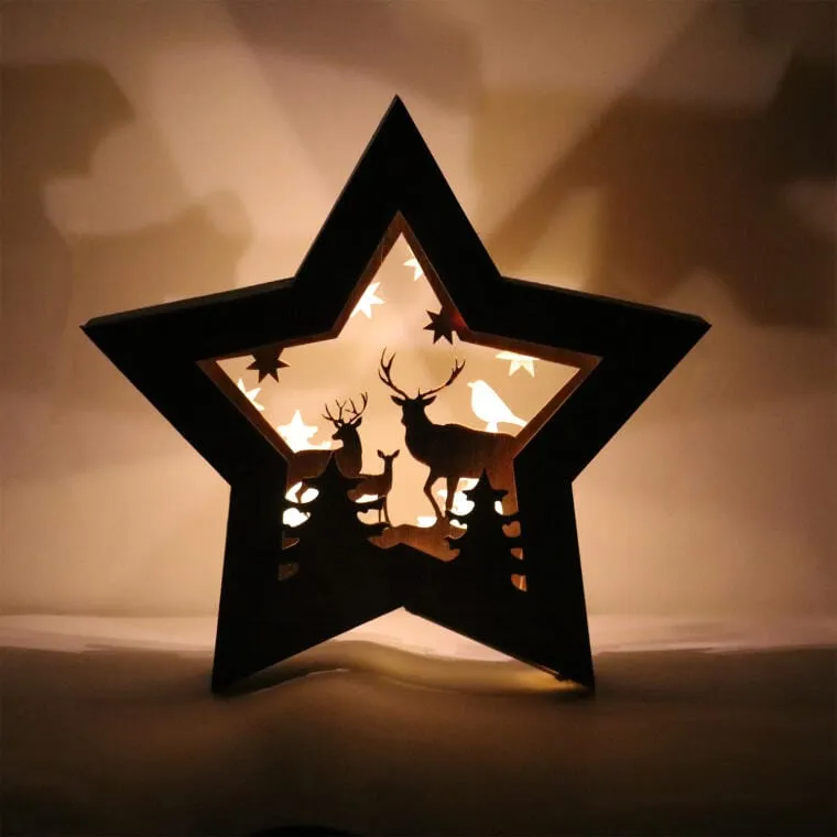 Dekoracja Świetlna 10 LED Drewniana Gwiazda Z Reniferami 24 cm