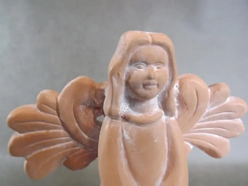 Mała Figurka Anioła Z Ceramiki W Kolorze Gliny - Część Kolekcji