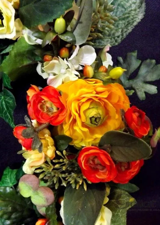 Elegancki Wianek Dekoracyjny Ze Sztucznych Kwiatów 35 cm