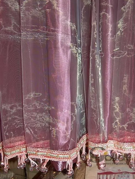 Elegancka Dwuwarstwowa Zasłona W Pudrowym Rużu Z Koralikowymi Zdobieniami
