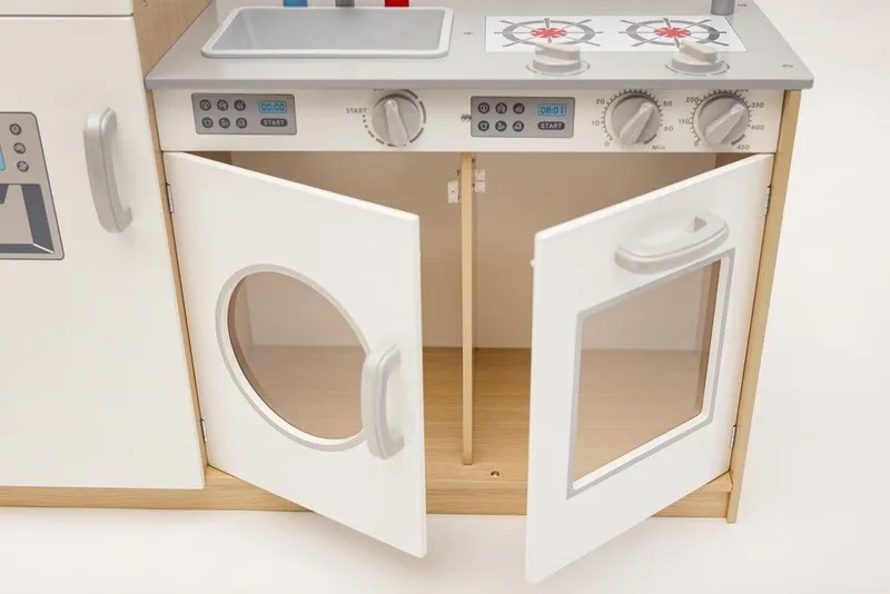 Drewniana Kuchnia W Kolorze Drewna I Bieli Z Tablicą TUM-TUM