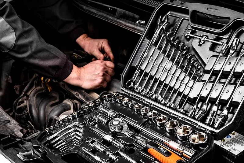 Zestaw Kluczy Nasadowych 1/4'',1/2'' 77 Części Crv NEO