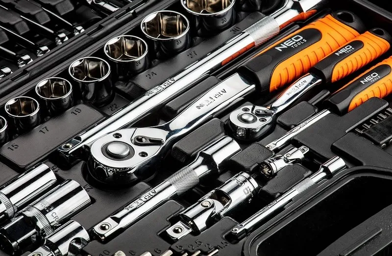 Zestaw Kluczy Nasadowych 1/4'',1/2'' 77 Części Crv NEO