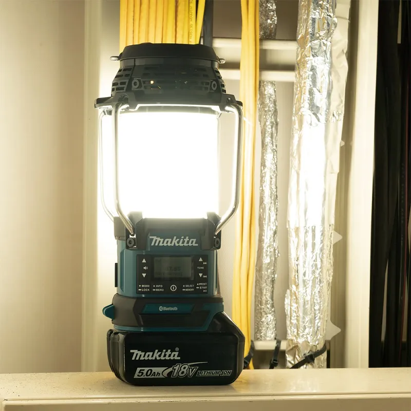 Odbiornik Radiowy Z Lampą I Latarką 18V Am/Fm/Dąb Bluetooth MAKITA