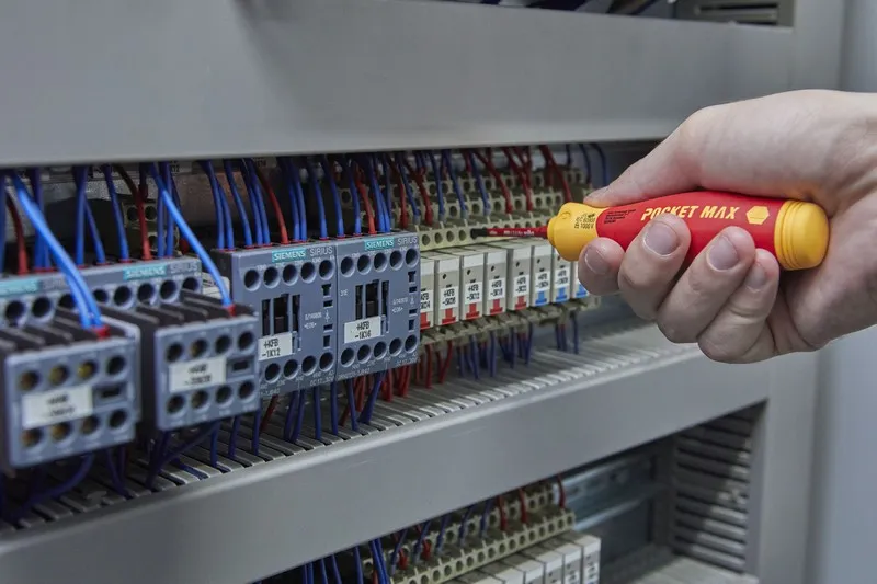 Wkrętak Z Magazynkiem Bitów Pocketmax Electric, 4 Bity WIHA