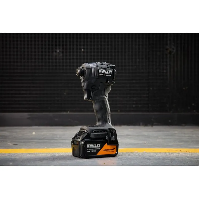 Klucz Udarowy Akumulatorowy Mclaren 18V Xr 2*5.0AH DEWALT