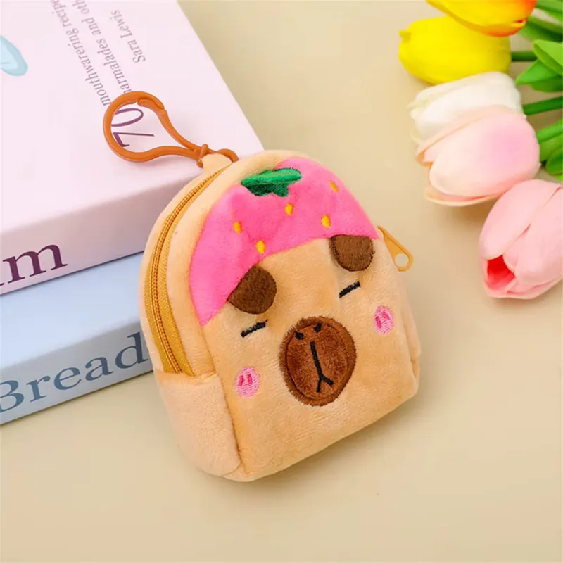 Portfelik Pluszowy Z Brelokiem Kapibara Truskawka 9,5 x 8 cm - Różowa