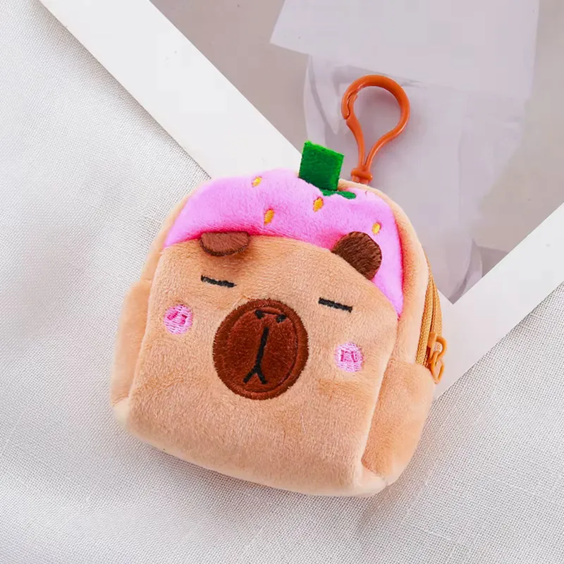 Portfelik Pluszowy Z Brelokiem Kapibara Truskawka 9,5 x 8 cm - Różowa