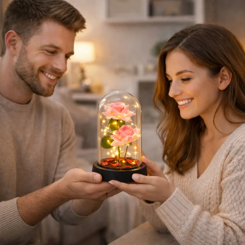 Wieczne Róże W Kopule Z Oświetleniem LED I Płatkami Róż 21x11cm - Różowe