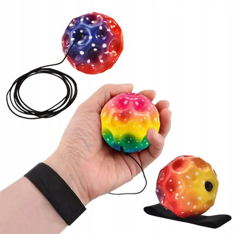 Piłka Do Odbijania Na Gumce Sensoryczna Z Wgłębieniami Kolorowa 6 cm